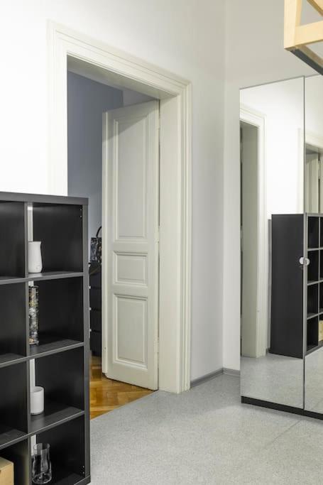 Prince Matyas Apartment Praag Buitenkant foto