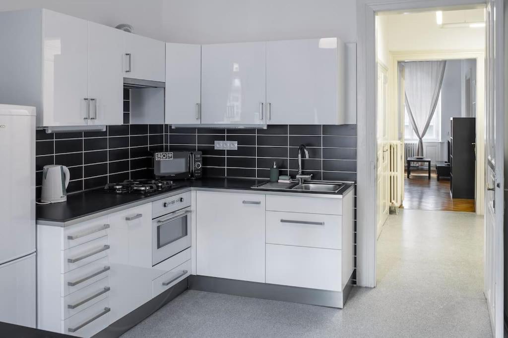 Prince Matyas Apartment Praag Buitenkant foto