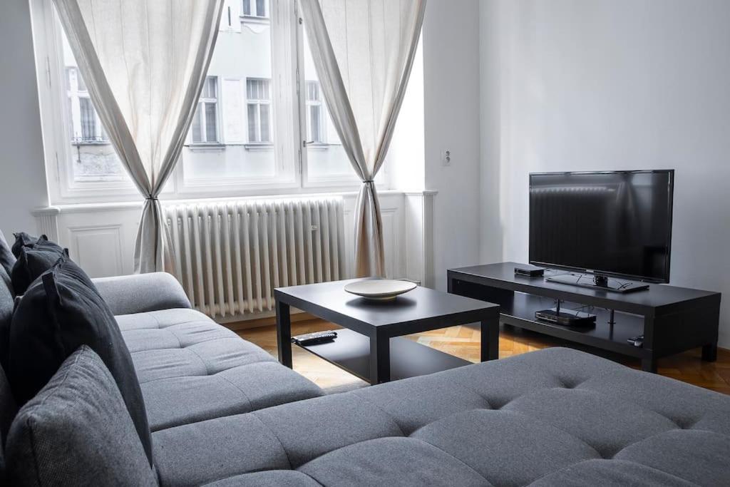 Prince Matyas Apartment Praag Buitenkant foto