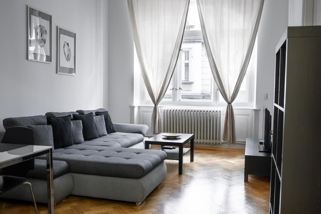 Prince Matyas Apartment Praag Buitenkant foto