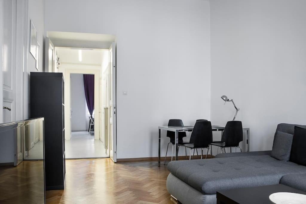 Prince Matyas Apartment Praag Buitenkant foto