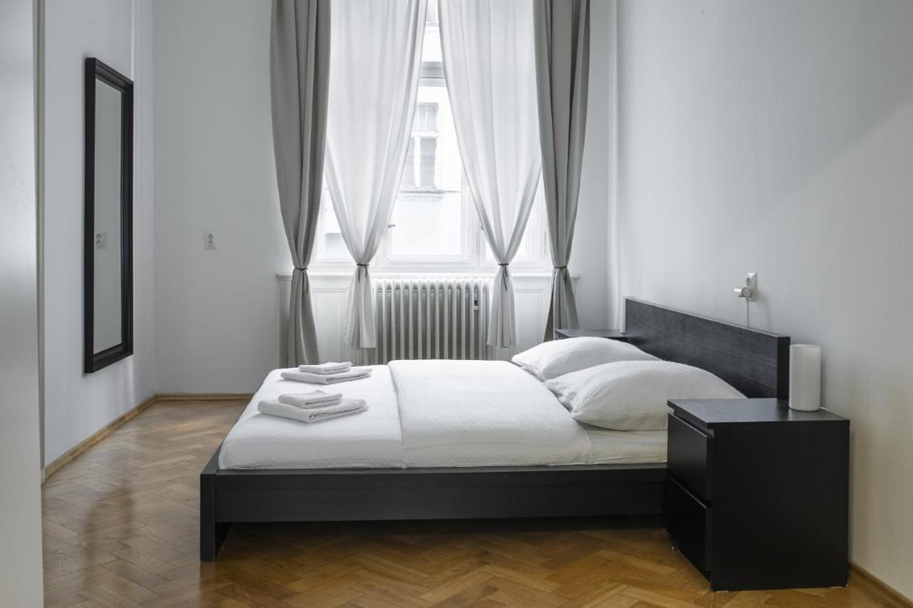 Prince Matyas Apartment Praag Buitenkant foto